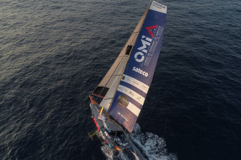 Vue de drône de l'IMOCA OMIA - WATER FAMILY avec Benjamin Dutreux