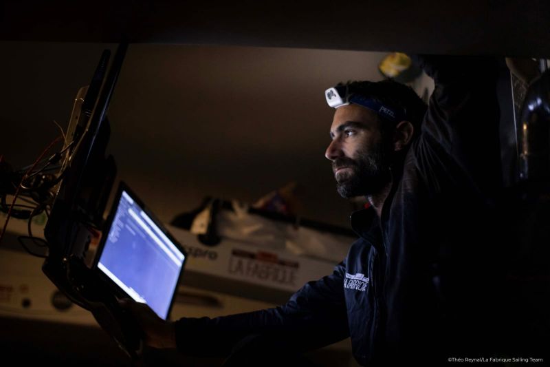 De nuit à bord de l'IMOCA La Fabrique avec Alan Roura