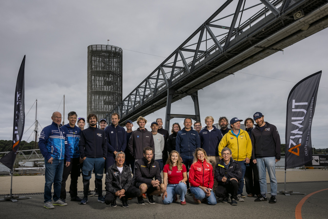 Photo des 24 marins à bord des 12 IMOCA du Défi Azimut 2025